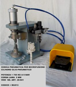 Cesoia pneumatica per microfusioni con cilindro aria-olio
